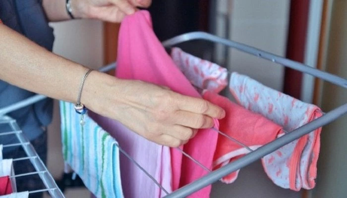 Αυτά είναι τα μυστικά κόλπα για να στεγνώvετε τα ρούχα σας γρήγορα τον χειμώνα